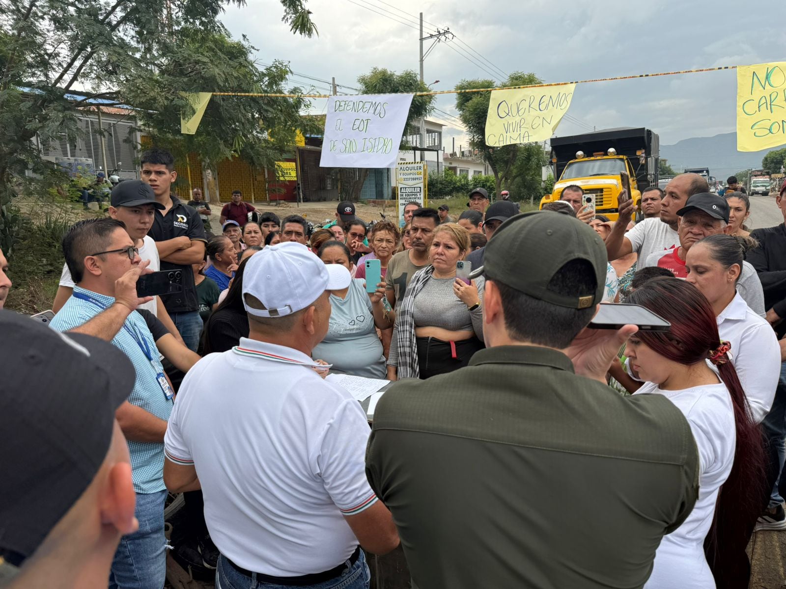Diálogo entre autoridades y comunidad de San Cayetano. / Foto: Ana María Rueda.