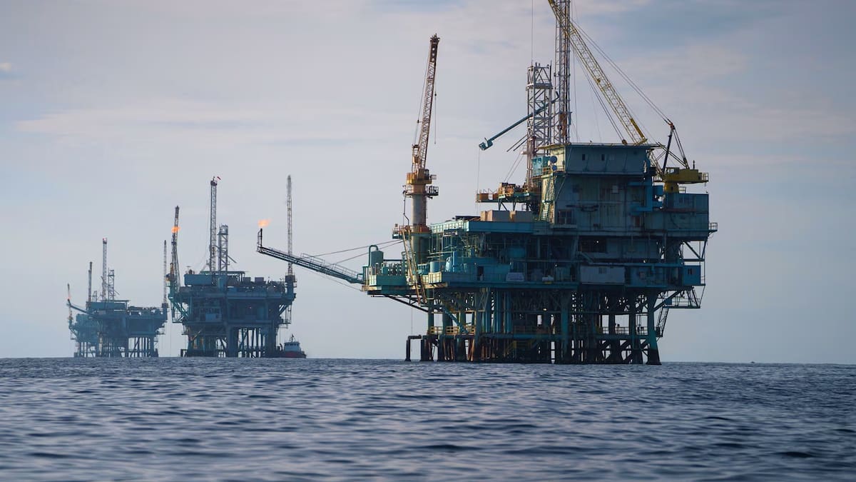 Trump suspende restricciones en transporte marítimo de petróleo en medio de guerra en Oriente Medio