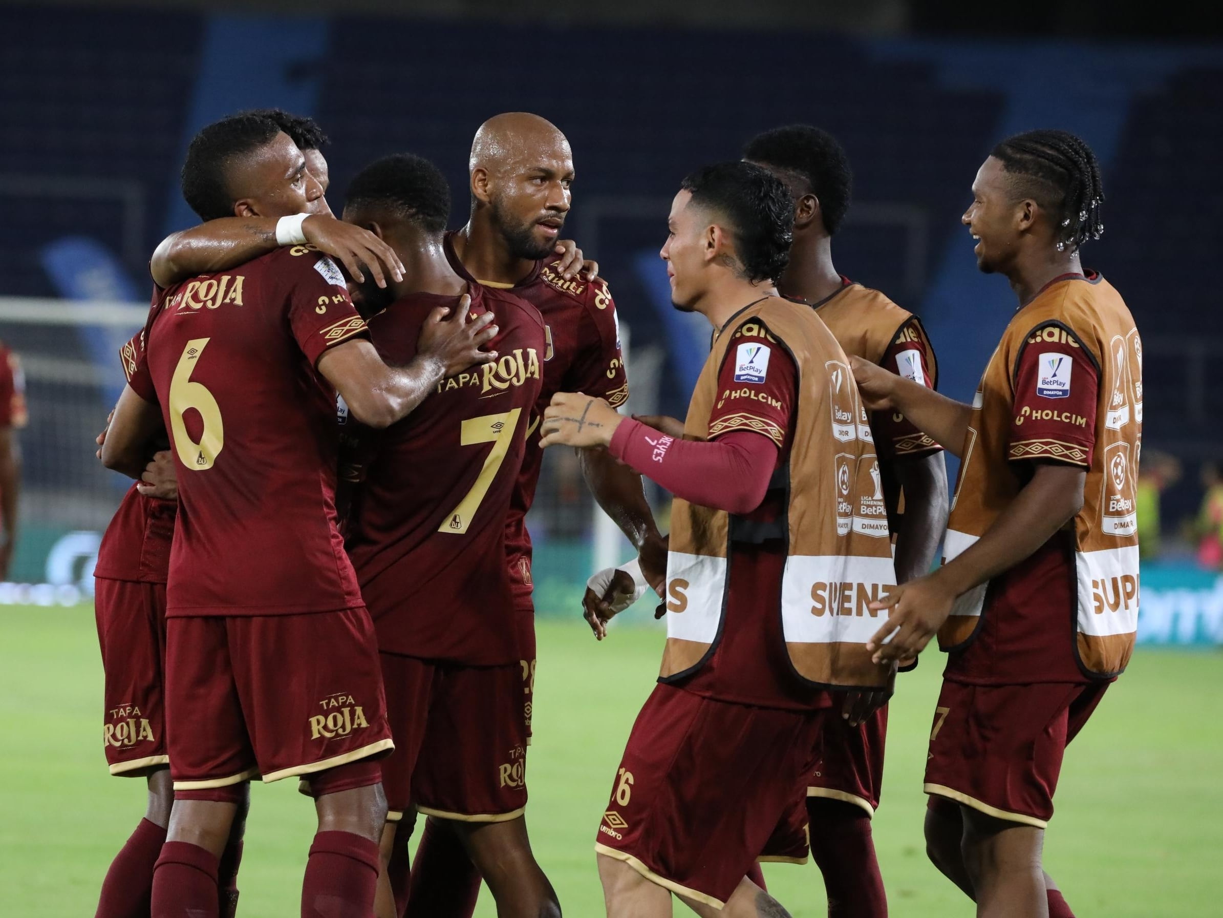 Los jugadores del Tolima festejan uno de sus goles ante el Junior / Colprensa.