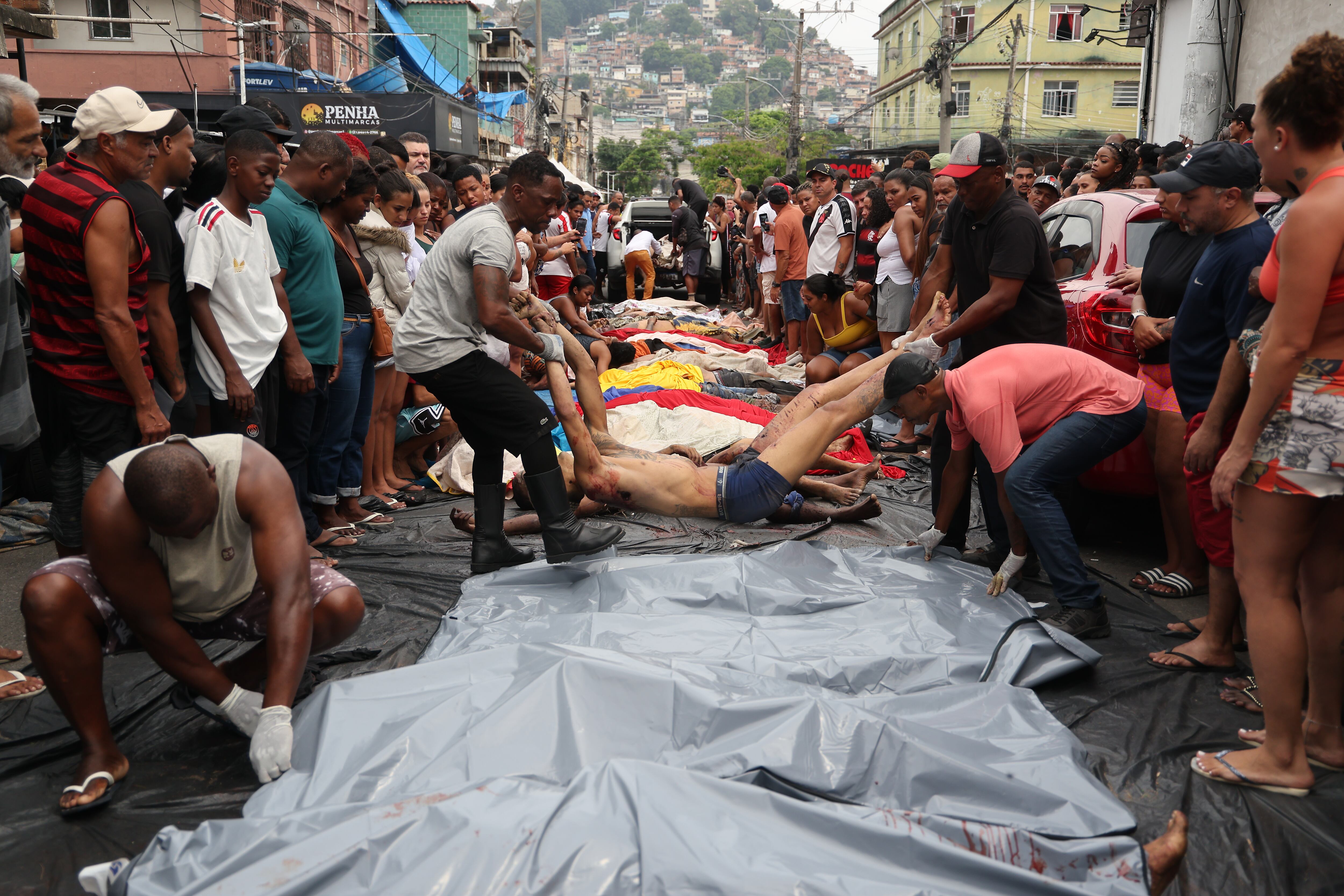 Los residentes de las favelas han encontrado más cadáveres luego de la incursión de las autoridades para frenar las bandas de crimen organizado.
(Foto:    Wagner Meier/Getty Images)