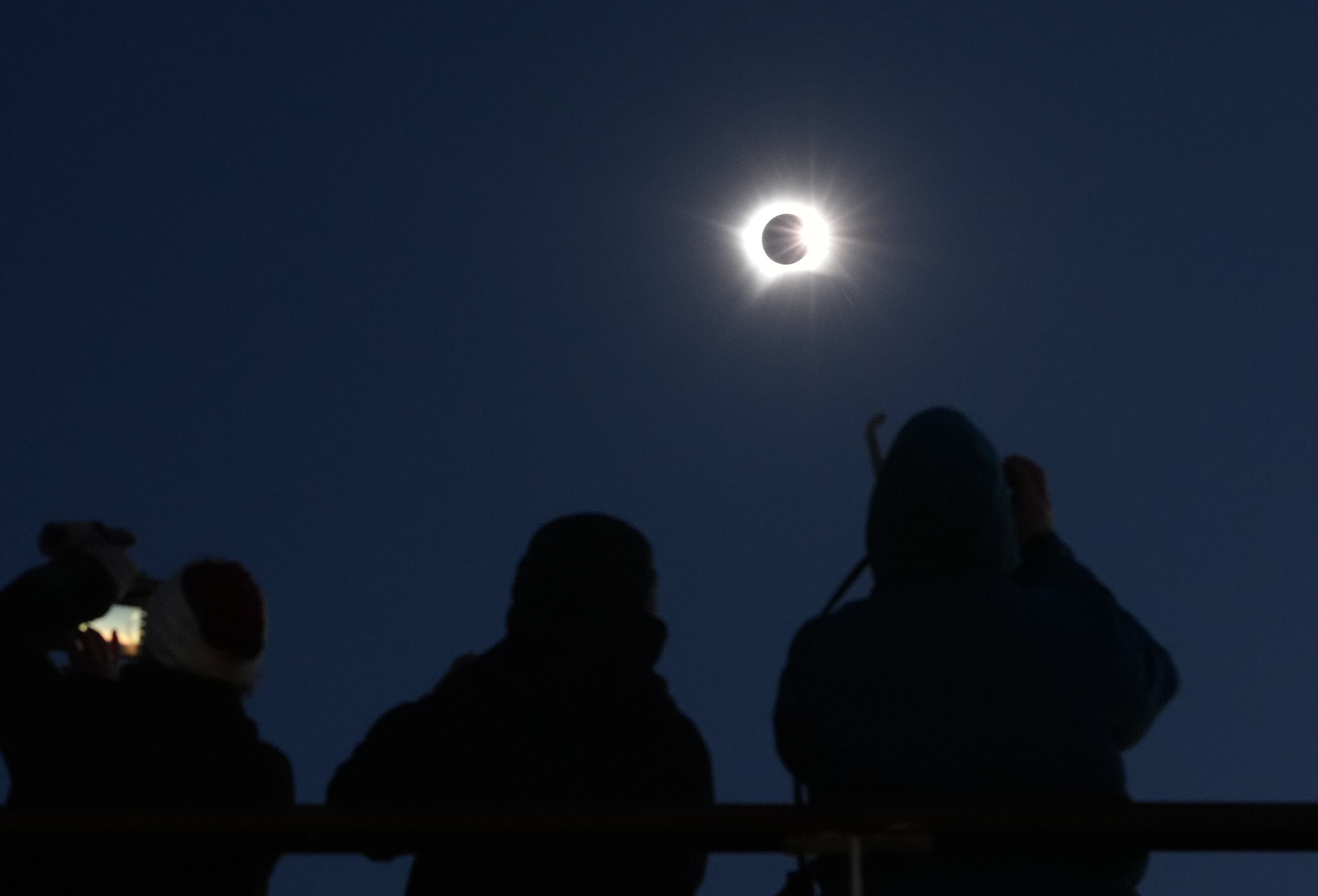 Vista del eclipse solar total desde el crucero de la compañía Ambassador, frente a la costa de Groenlandia. (Photo by Owen Humphreys/PA Images via Getty Images)