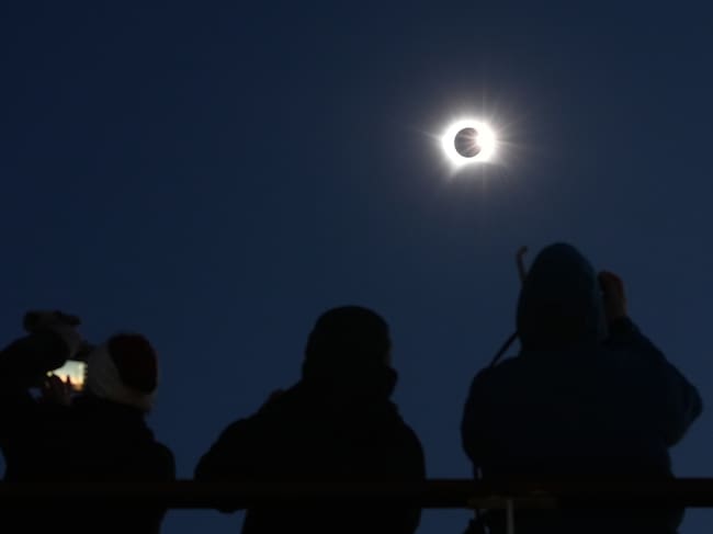 Vista del eclipse solar total desde el crucero de la compañía Ambassador, frente a la costa de Groenlandia. (Photo by Owen Humphreys/PA Images via Getty Images)