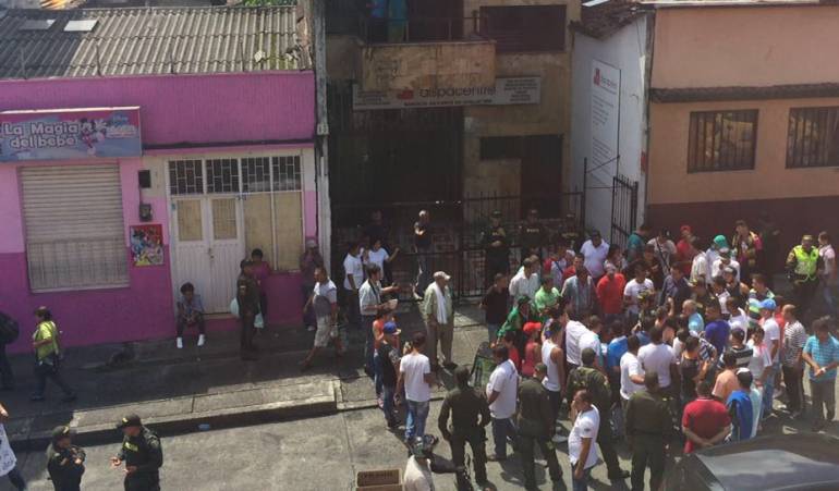 Los transportadores ilegales marchan junto a sus familias.