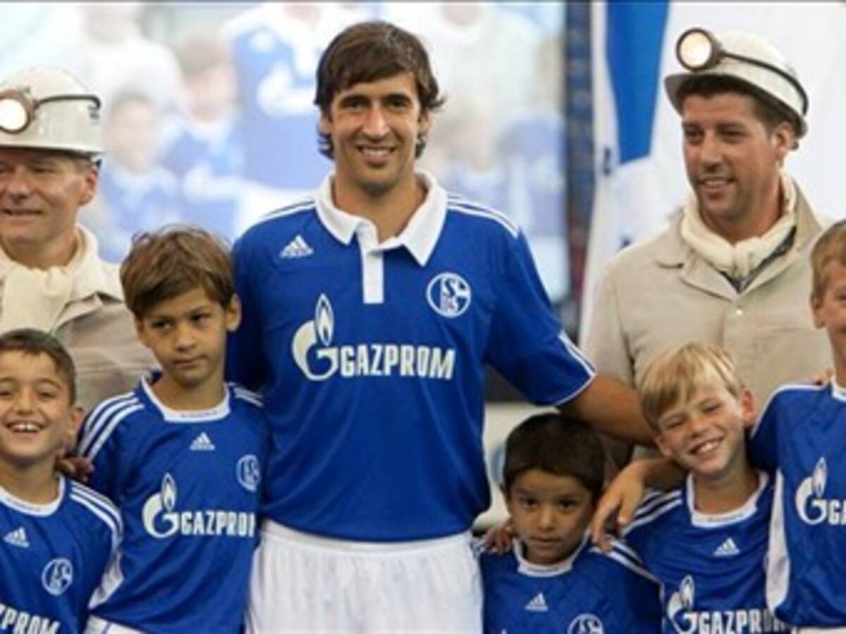Raúl es presentado y ovacionado como nuevo jugador del Schalke 04
