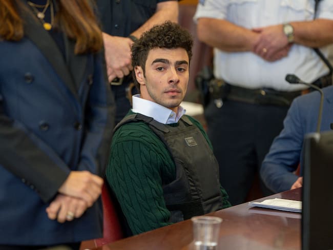 Luigi Mangione, acusado de asesinato al director de la aseguradora United Healthcare,Brian Thompson. FOTO: STEVEN HIRSCH/POOL/AFP via Getty Images