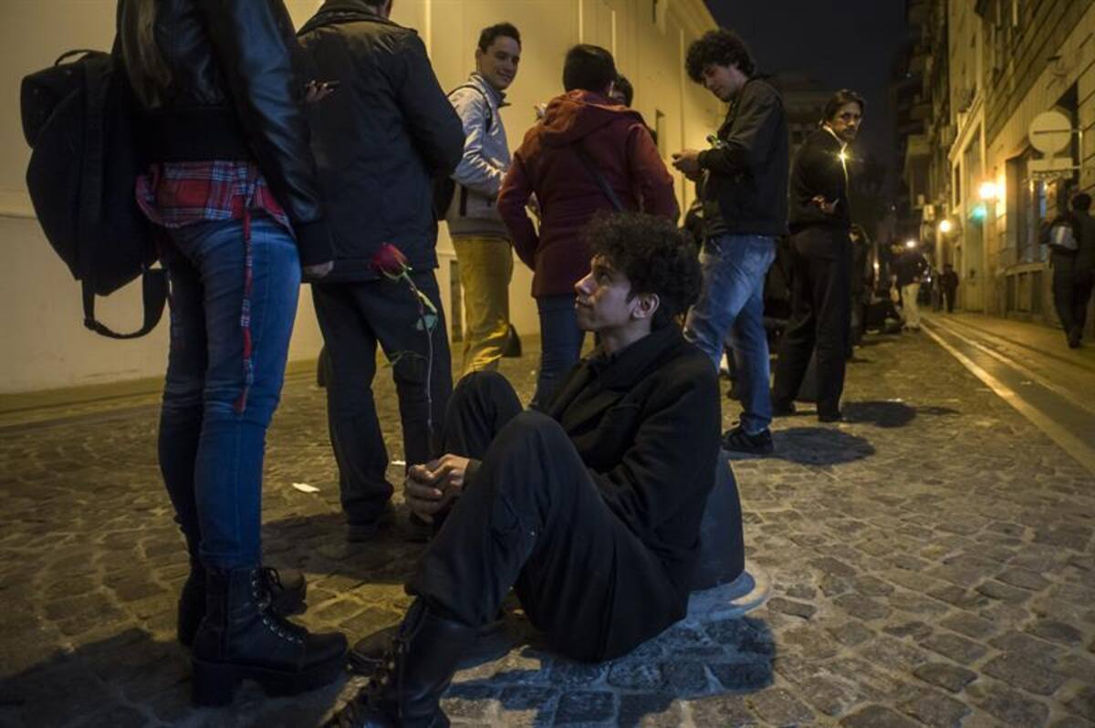 Los seguidores del exvocalista de Soda Stereo se unieron en una sola voz para rendir tributo al artista en sus exequias. Foto: Efe