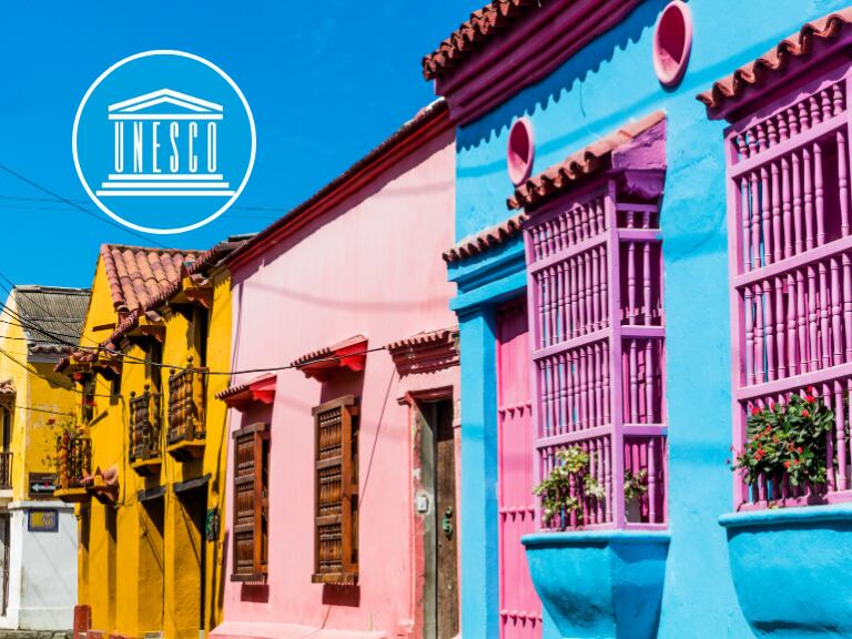Calles en Cartagena y al lado el logo de la UNESCO (Fotos vía Getty Images y cuenta de X de la UNESCO)