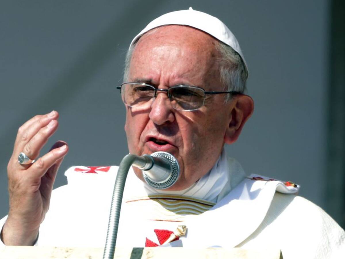 El papa condena el "insensato y brutal" atentado de Guiza y llama a la paz