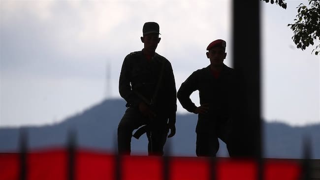Los Gobiernos de Colombia y Venezuela (interino) firmaron un memorando de entendimiento para atender a ex miembros de las Fuerzas Armadas y Policiales venezolanos que desertaron y están en Colombia. Foto: Getty Images