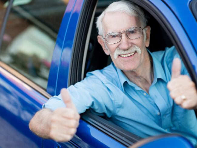 ¿A qué edad deberían dejar de conducir las personas? Estudio reveló los peligros