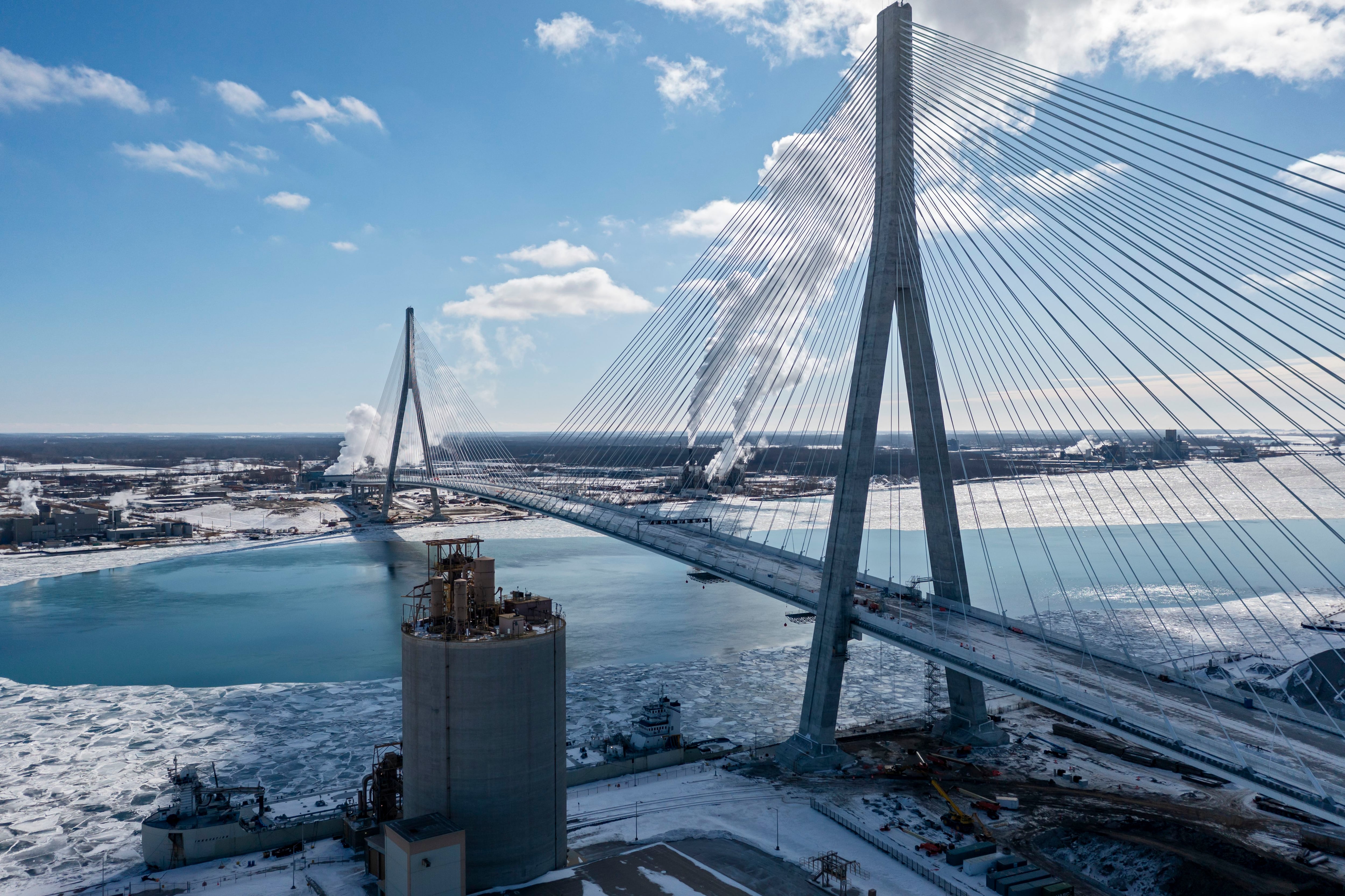 El nuevo puente internacional Gordie Howe conecta la ciudad estadounidense de Detroit (Michigan) con la localidad canadiense de Windsor (Ontario).
(Foto:  Jim West/UCG/Universal Images Group via Getty Images)
