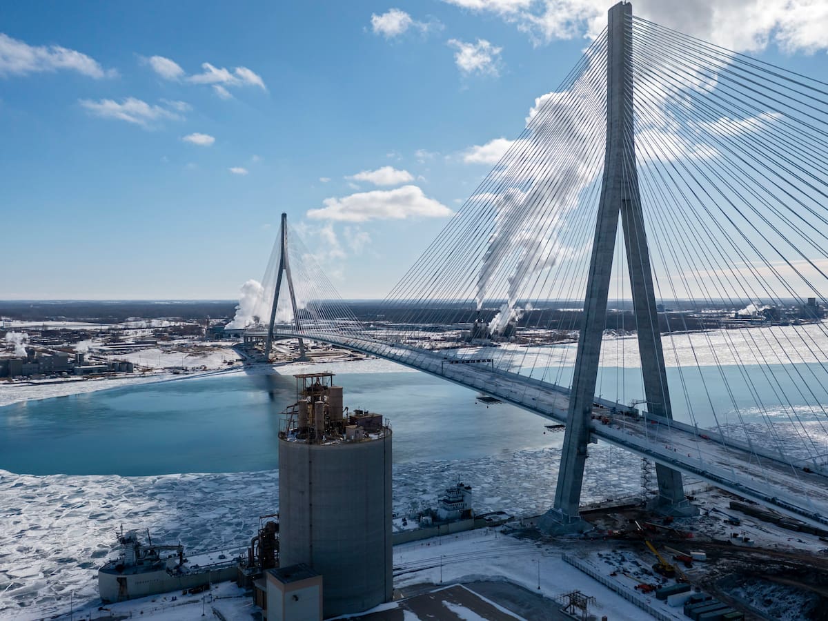 Comienza a funcionar puente entre Canadá y Estados Unidos en medio de tensiones comerciales