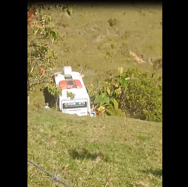 Bus de servicio público accidentado en Granada- foto video cortesía