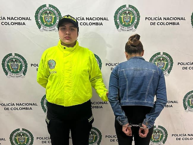 Mujer capturada por la Policía por torturar a sus hijos en Bogotá.
