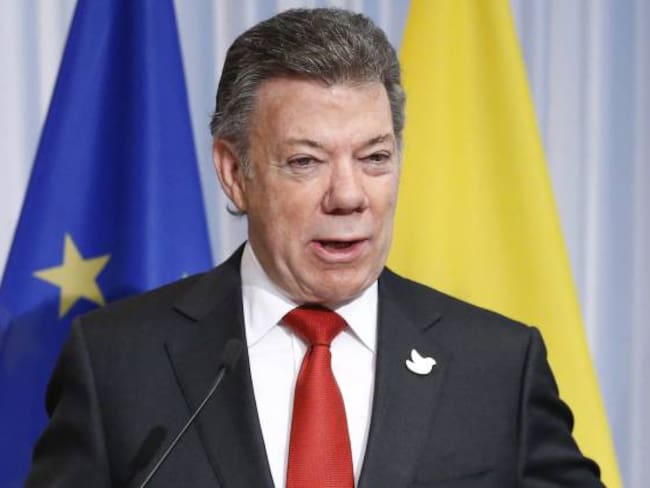 Presidente Santos pidió a empresarios que por ahora no inviertan en Venezuela