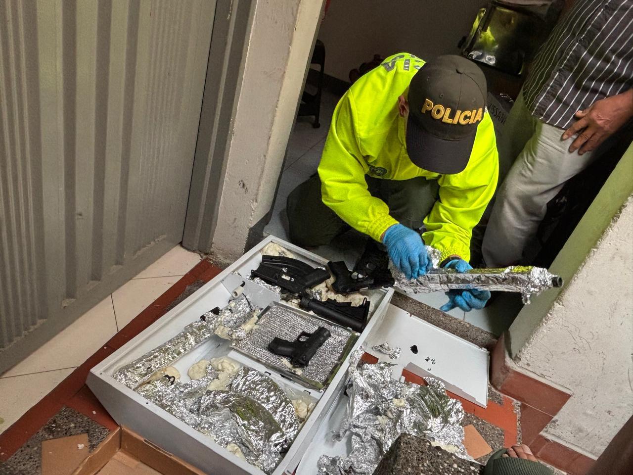 Incautaron armas enviadas en encomiendas desde Miami a Medellín. Foto: Meval.