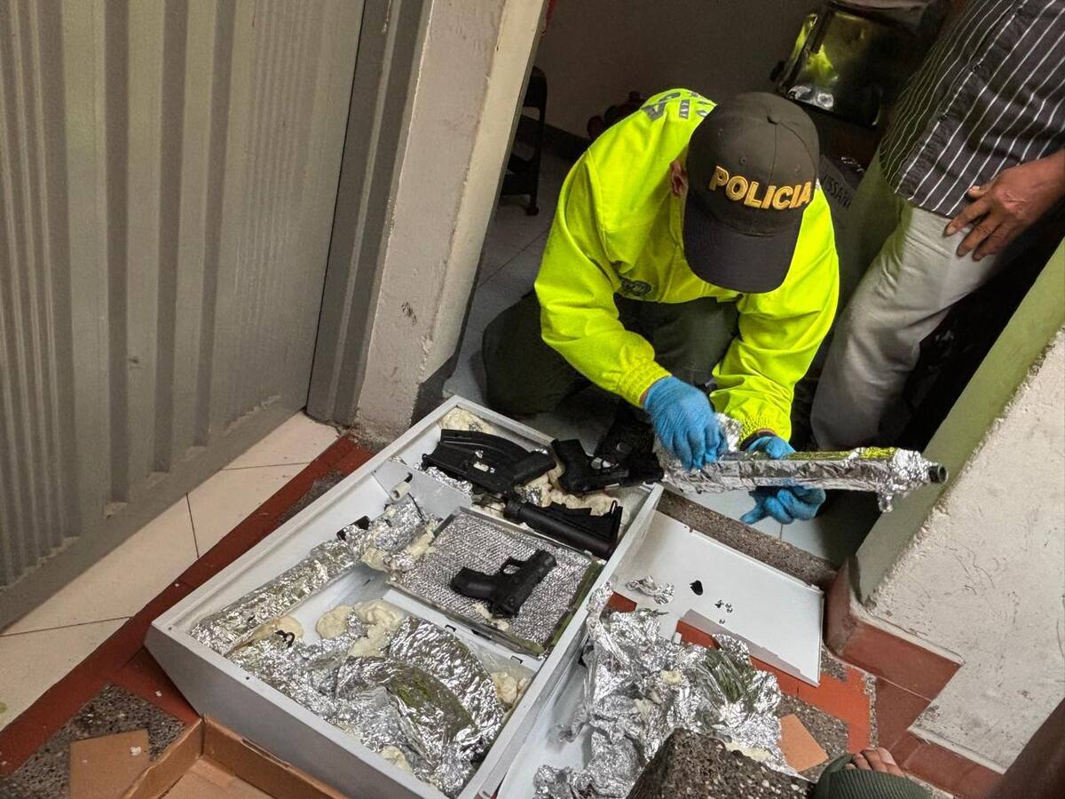 Incautan armas ocultas en electrodomésticos enviadas en encomiendas desde Miami a Medellín
