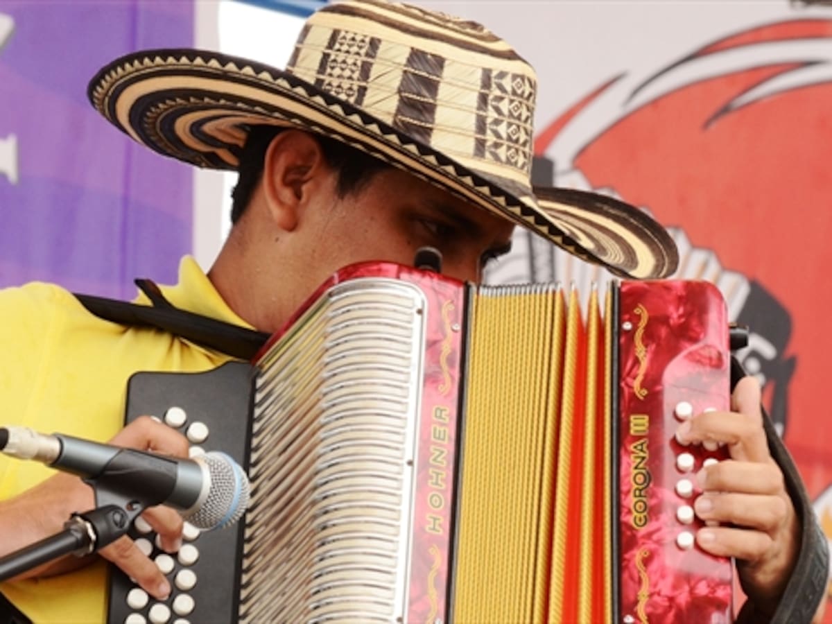 Con los concursos de acordeón y desfile de piloneras inició el Festival