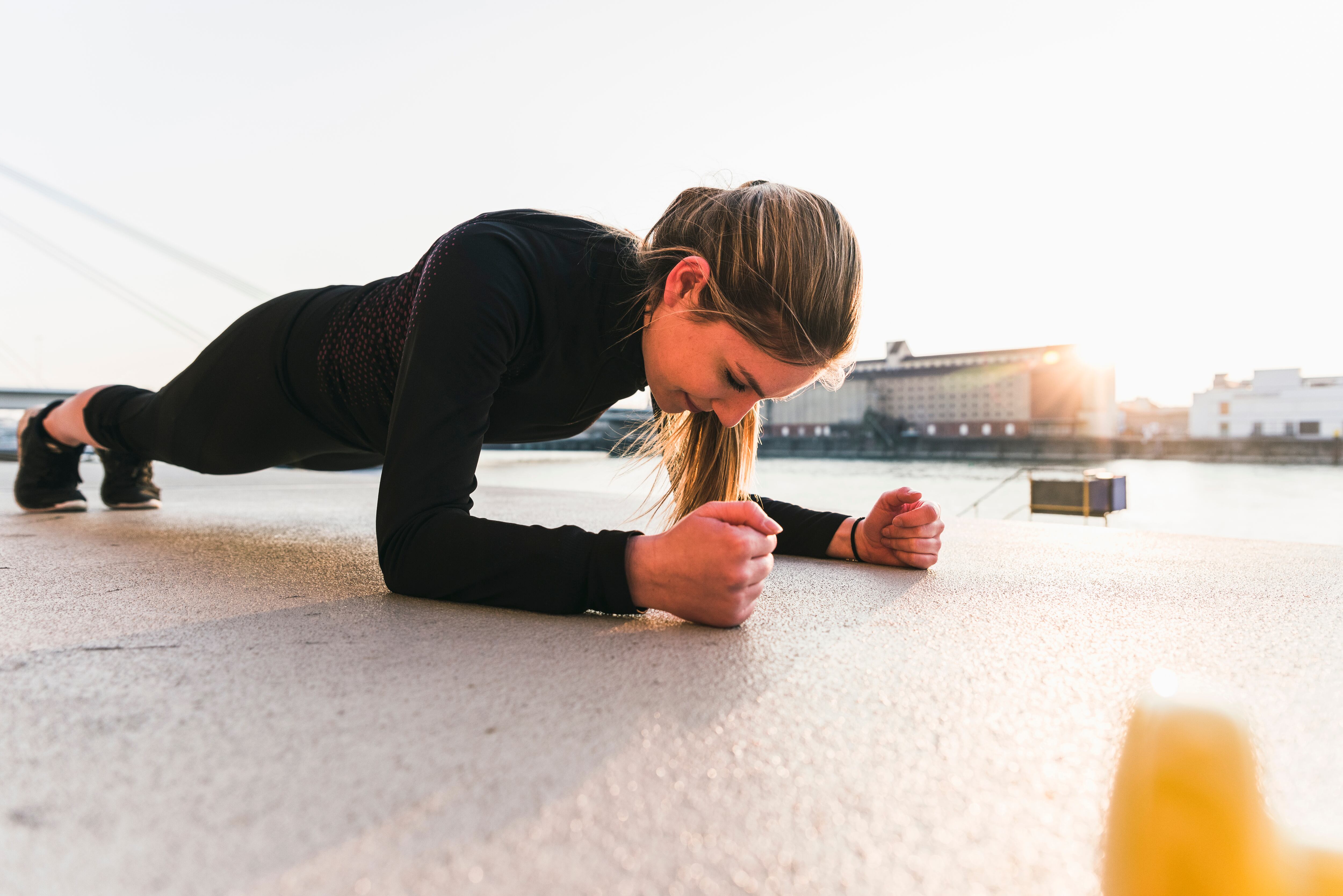 Mujer haciendo el ejercicio de 'plancha' (Foto vía Getty Images)