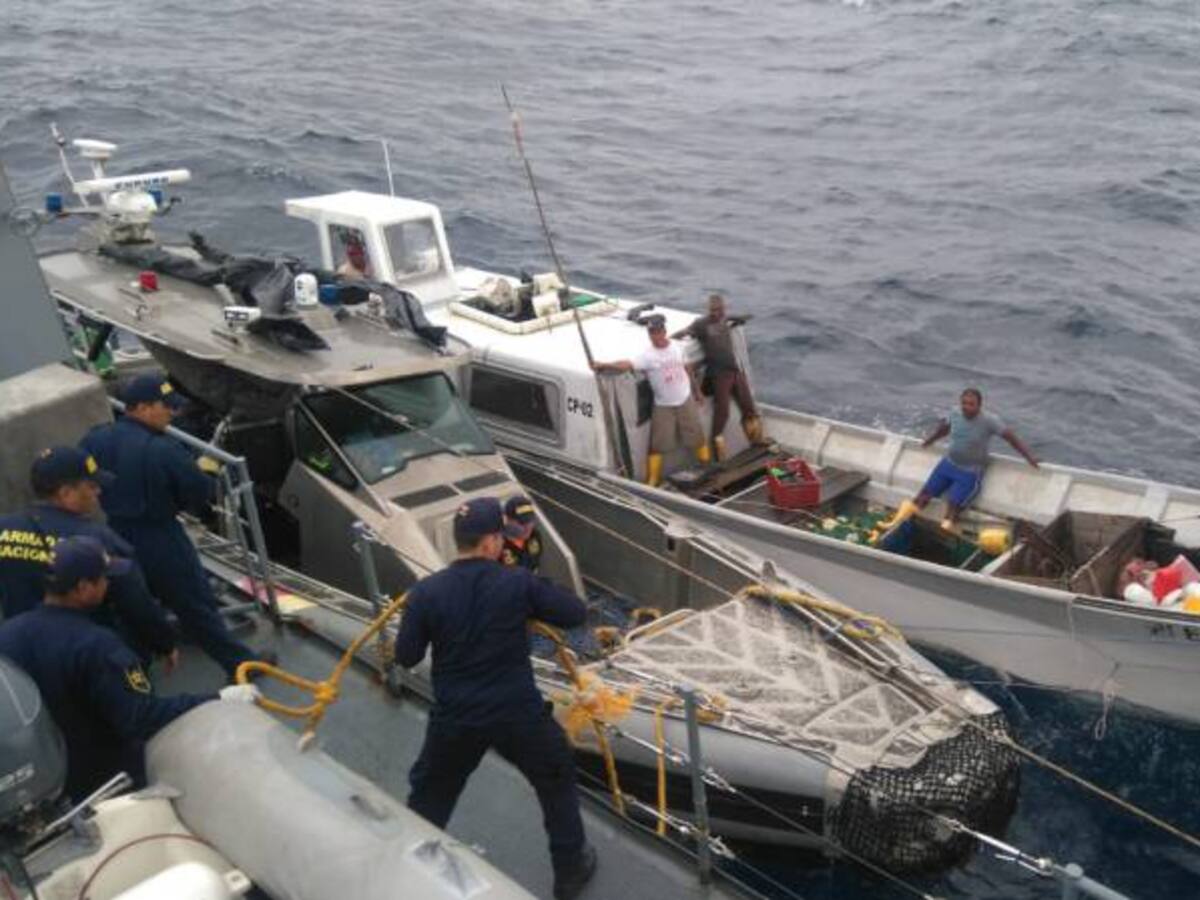 Armada rescata a pescadores en el Pacífico