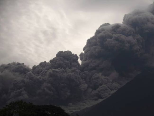 Ordenan evacuación por descenso de flujo piroclástico en Volcán de Fuego