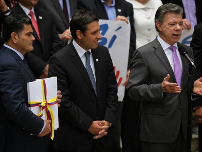 Santos con el presidente del Congreso cuando le entregaba el acuerdo final con las Farc.