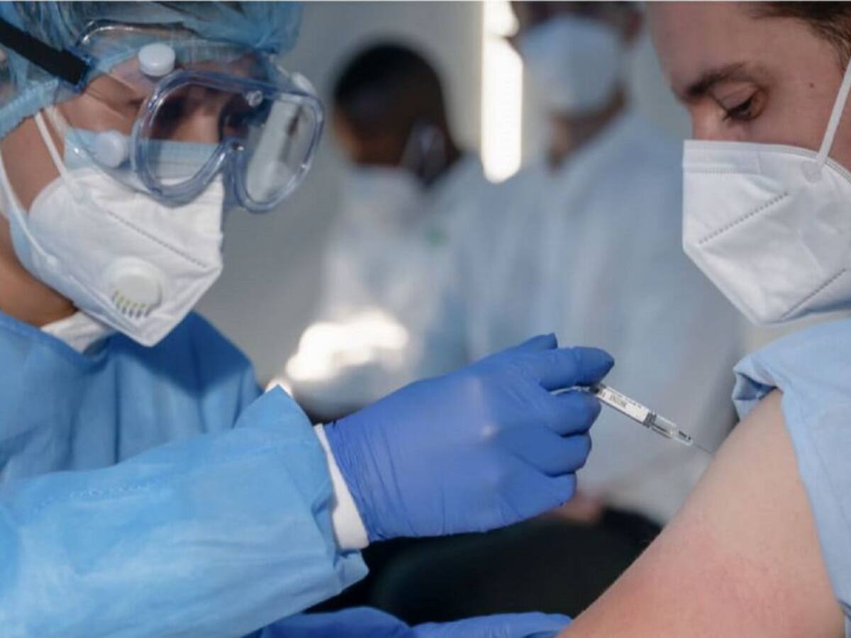 Médicos de clínicas privadas piden celeridad en la vacunación