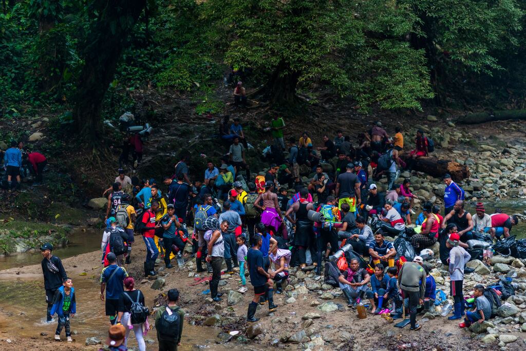 Migrantes en la selva del Darién. Foto: Getty Images.