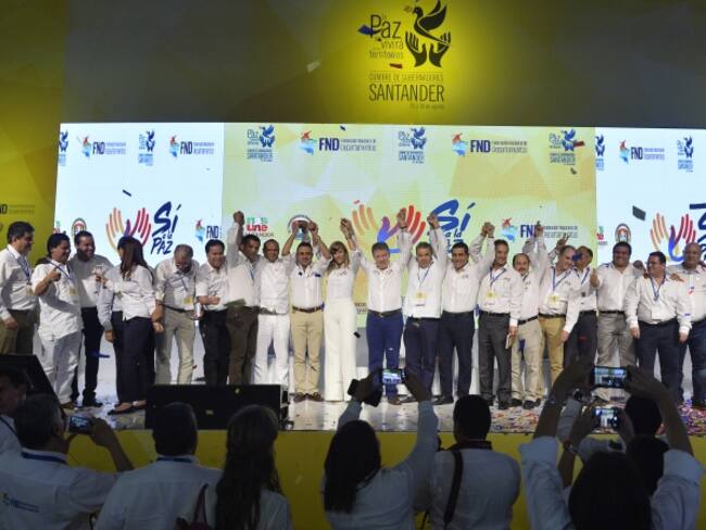 Que ningún funcionario sienta miedo de defender la paz: Santos