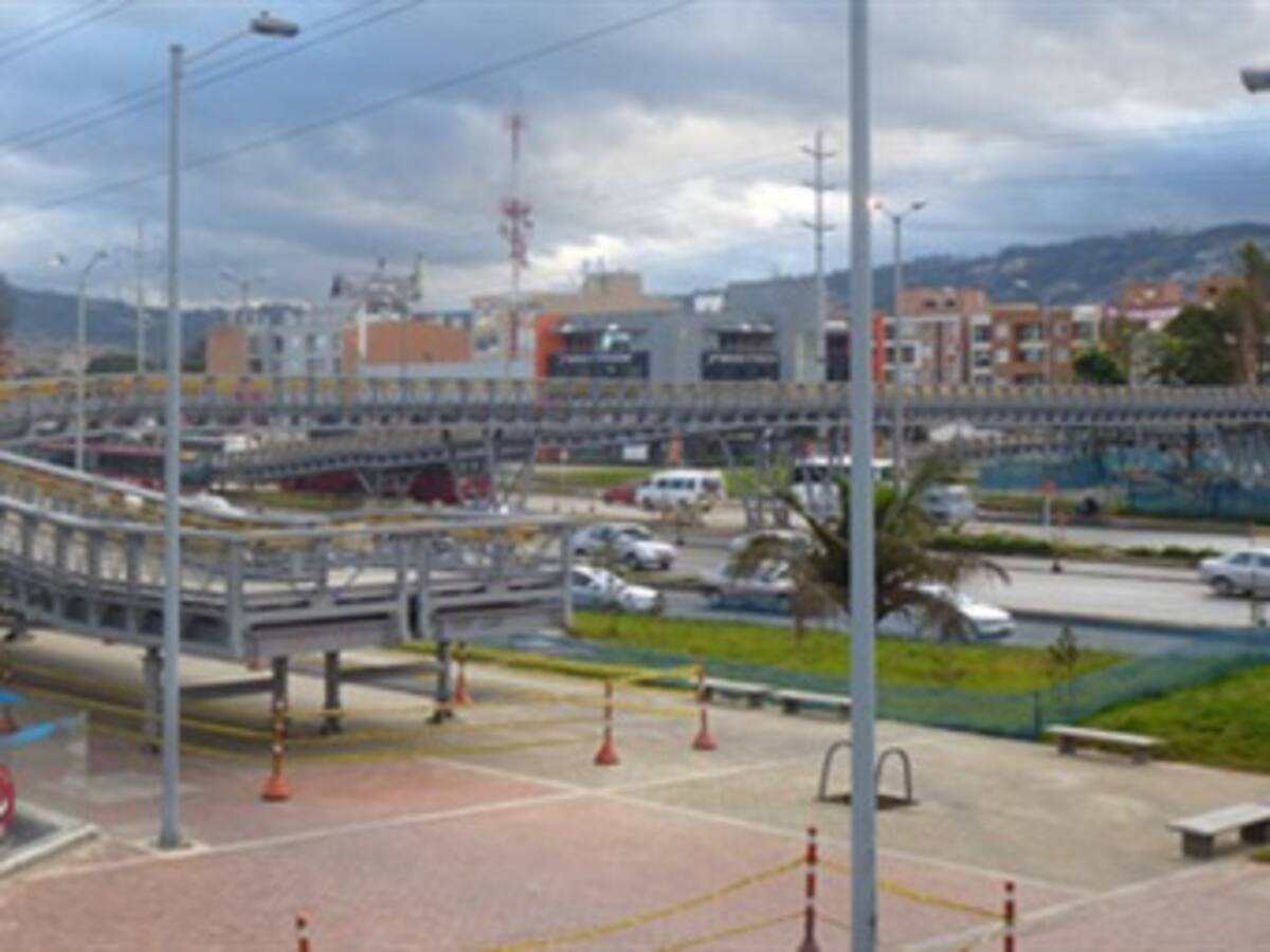 Vándalos se roban las partes de los puentes peatonales metálicos en Bogotá