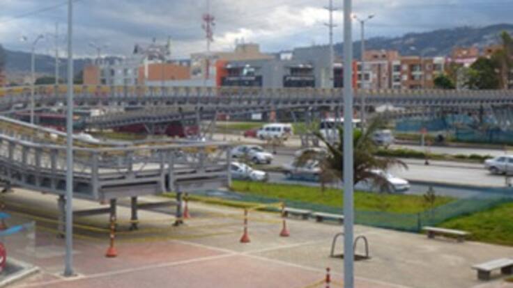 Vándalos se roban las partes de los puentes peatonales metálicos en Bogotá