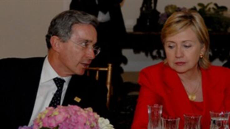 Lucha contra el terrorismo, economía y democracia, temas del encuentro Uribe — Clinton