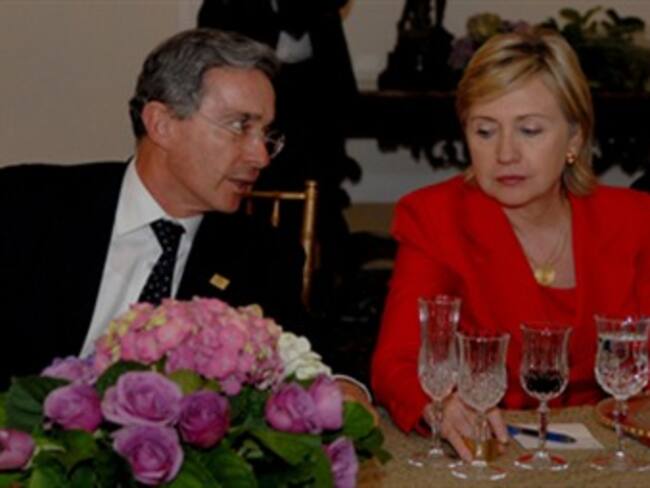 Lucha contra el terrorismo, economía y democracia, temas del encuentro Uribe — Clinton