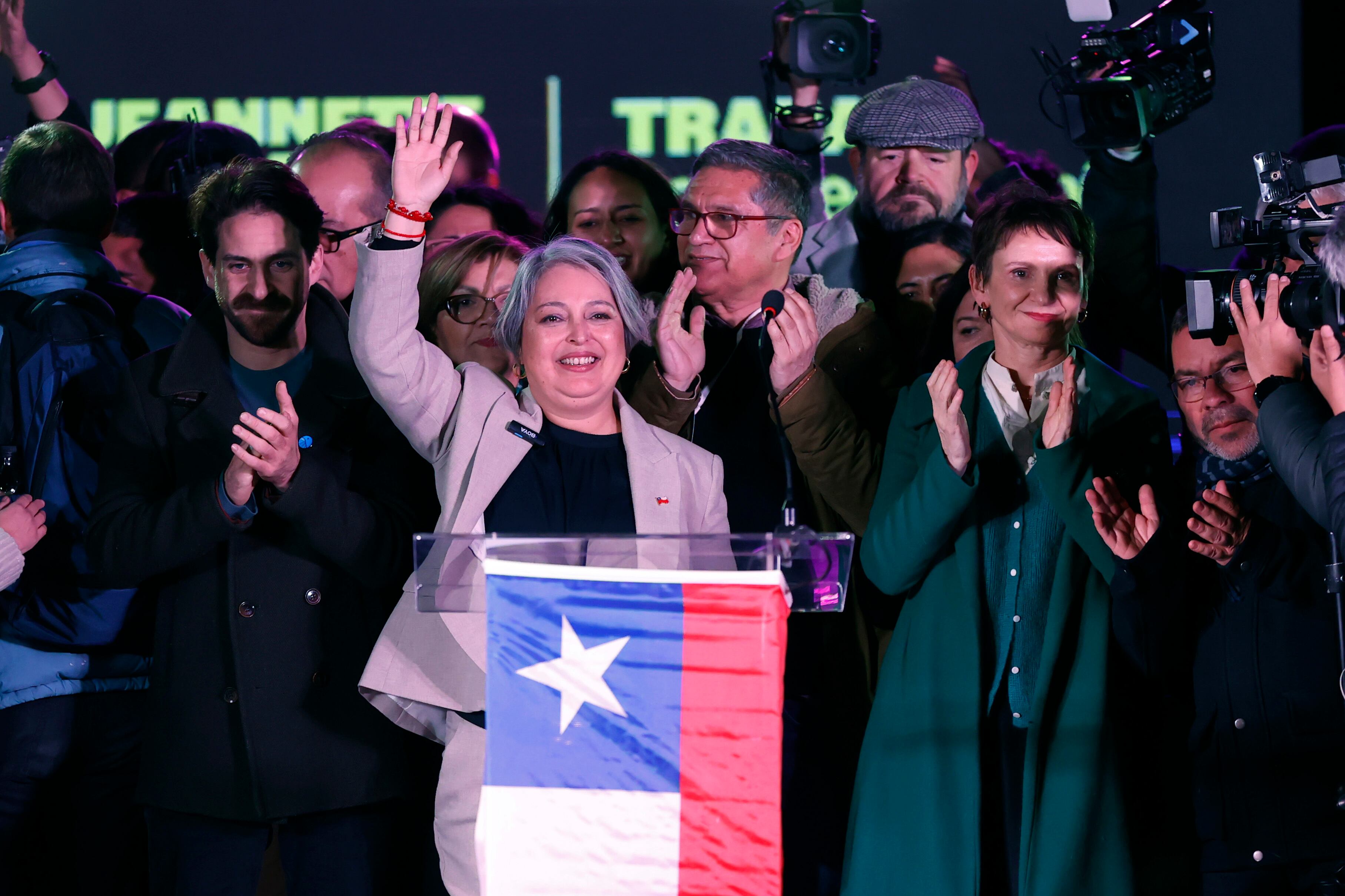 La comunista, Jeannette Jara (c), festeja su triunfo de la primera vuelta presidencial, en Santiago (Chile). 
EFE/ Elvis González
