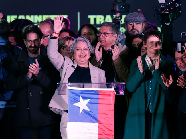 La comunista, Jeannette Jara (c), festeja su triunfo de la primera vuelta presidencial, en Santiago (Chile).
EFE/ Elvis González