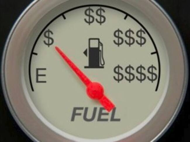 Gobierno se compromete a revisar impuestos sobre la gasolina