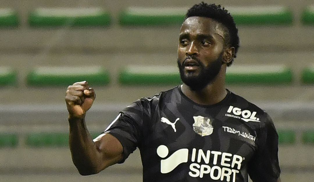 Stiven Mendoza celebra una de sus anotaciones como jugador del Amiens.