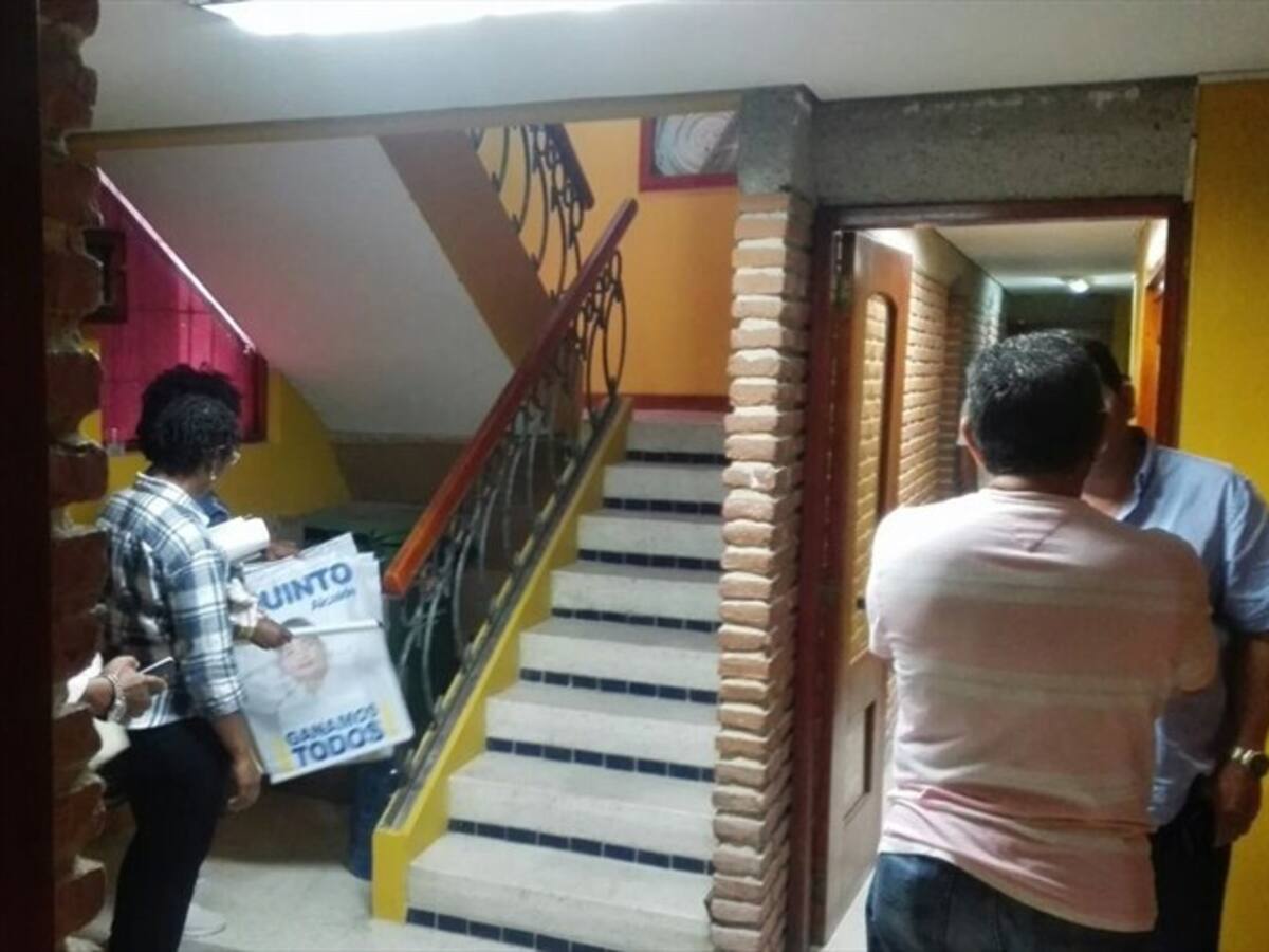 En el Concejo de Cartagena reparten afiches de campaña de Antonio Quinto Guerra