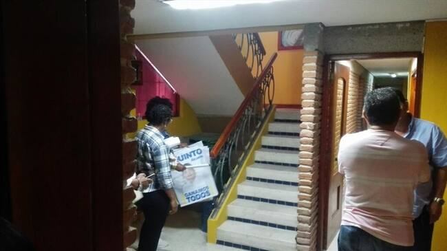 Momento en que dos lideresas de campaña de Quinto Guerra se reparte afiches del candidato al interior del Concejo Distrital de Cartagena. Foto: Antonio Canchila García - La W
