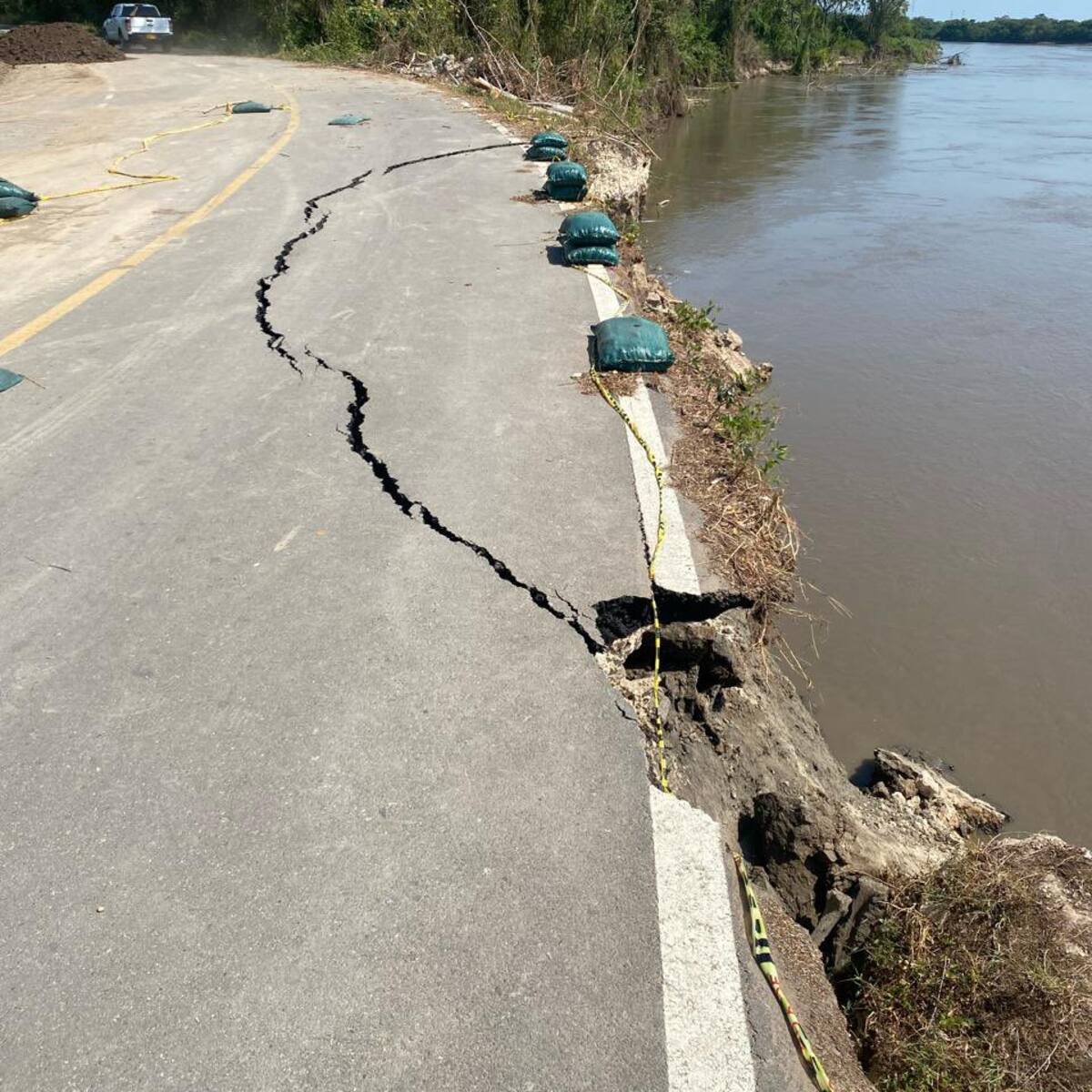 Alerta por fuerte erosión en vía Regidor- Río Viejo, Bolívar