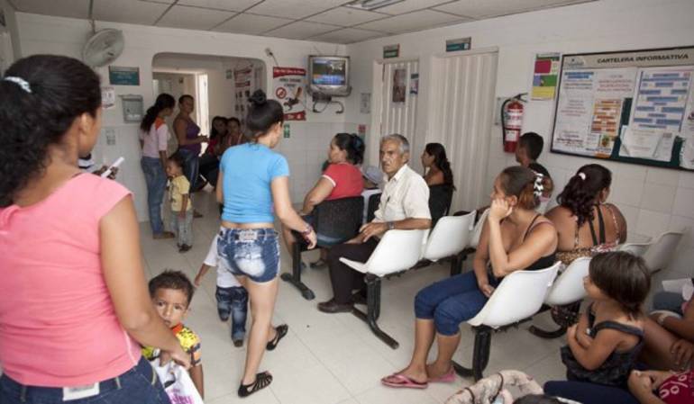 Cientos de usuarios esperan acceder al sistema de atención médica.