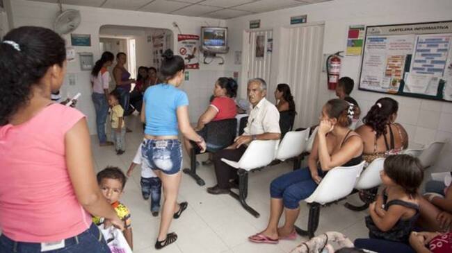 Cientos de usuarios esperan acceder al sistema de atención médica.
