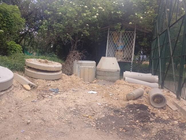 EAAB dejó los materiales en el barrio// Cortesía Carolina Villmarín