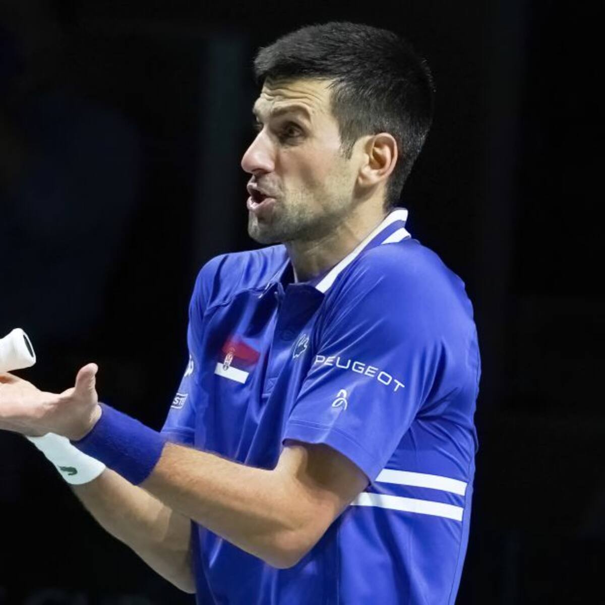 Djokovic consigue detener su deportación y permanece en un hotel