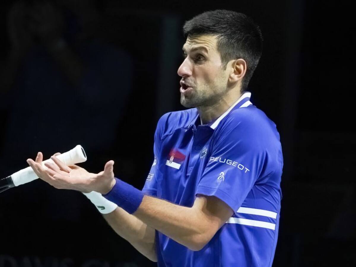 Djokovic consigue detener su deportación y permanece en un hotel