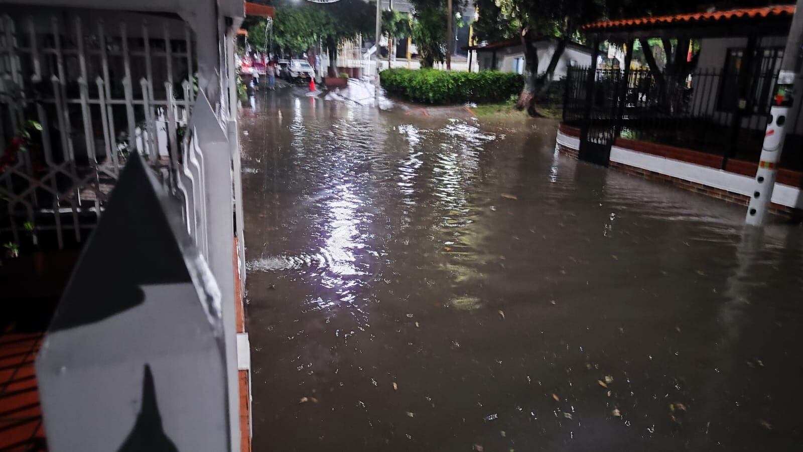 Sistema pluvial colapsa e inunda las calles