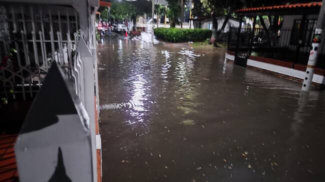 Sistema pluvial colapsa e inunda las calles