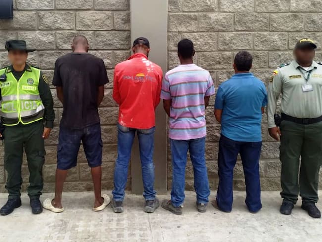 Mientras rellenaban terrenos de bajamar, capturan a 4 personas en Cartagena