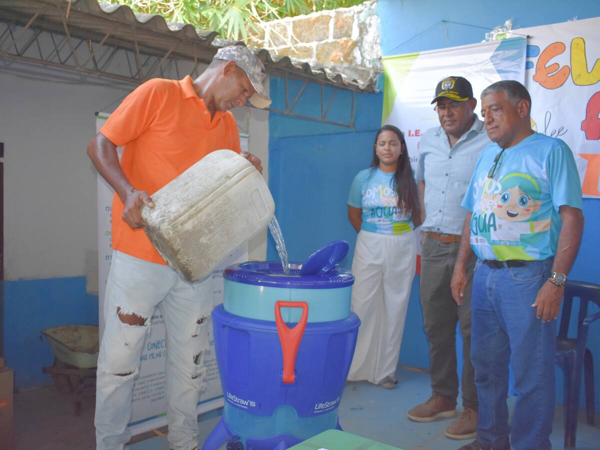 Colegios oficiales en Pinillos y Hatillo de Loba recibieron filtros purificadores