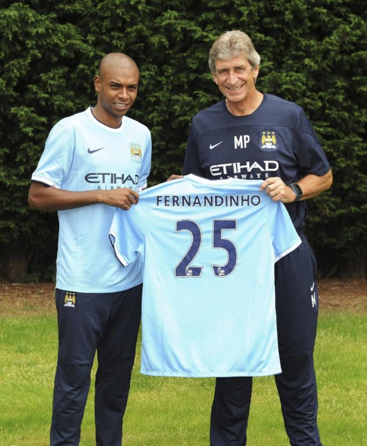Fernandinho y Pellegrini posan juntos.